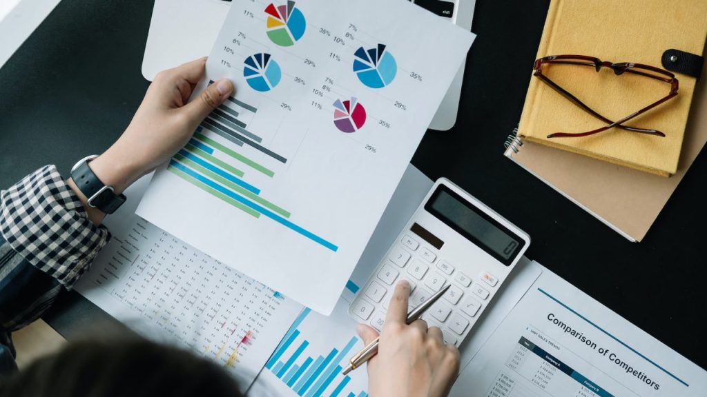 Calculator solving uk expat tax advice, questions such as Full Time Work Overseas Test, Common Mistakes That Can Cost You